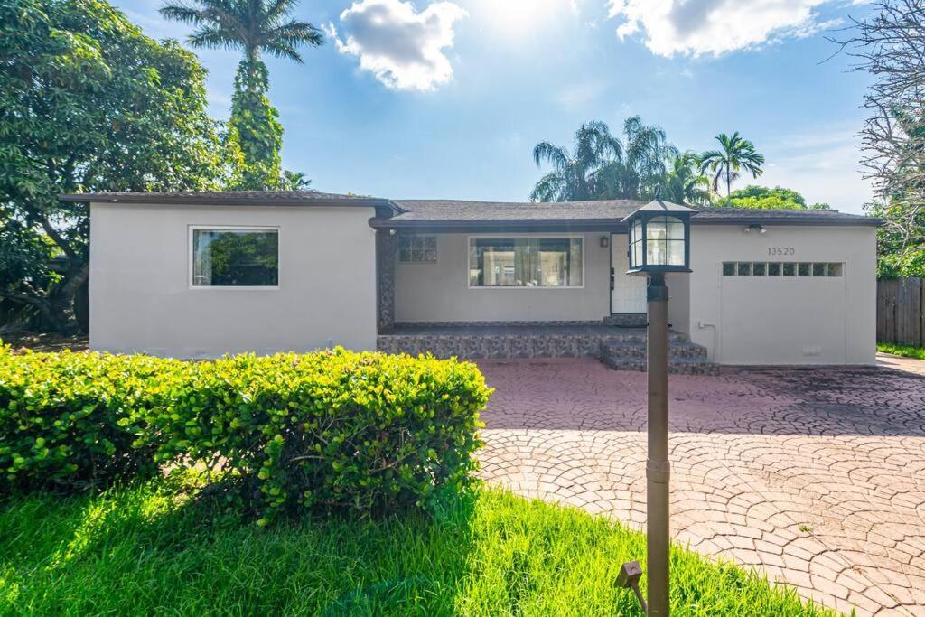 Spacious 3 Bedroom Home With Oversized Pool & Backyard Miami Exterior foto